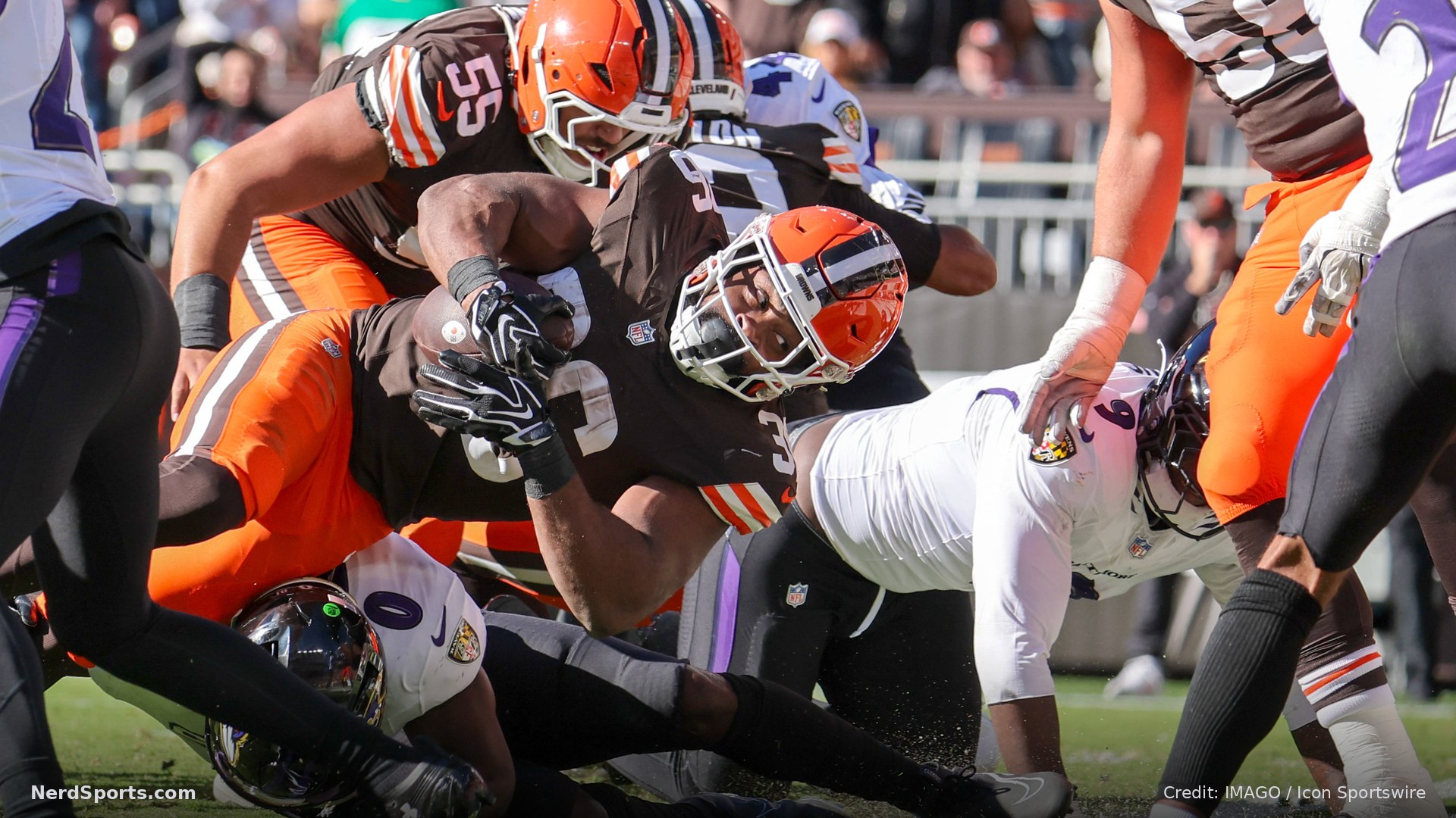 Cleveland Browns running back Audric Estime (36) carries for a 2-yard touchdown during the 4th quarter of the NFL game between the Baltimore Ravens and Cleveland Browns on October 18, 2026.