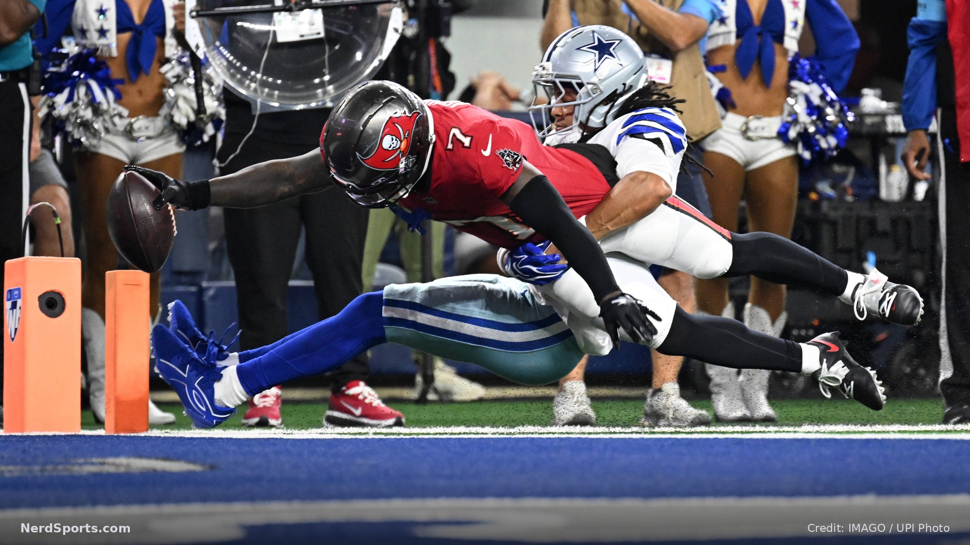 Tampa Bay Buccaneers Rashan Gary scores on a 5-yard reception against the Dallas Cowboys on Oct 8, 2026.